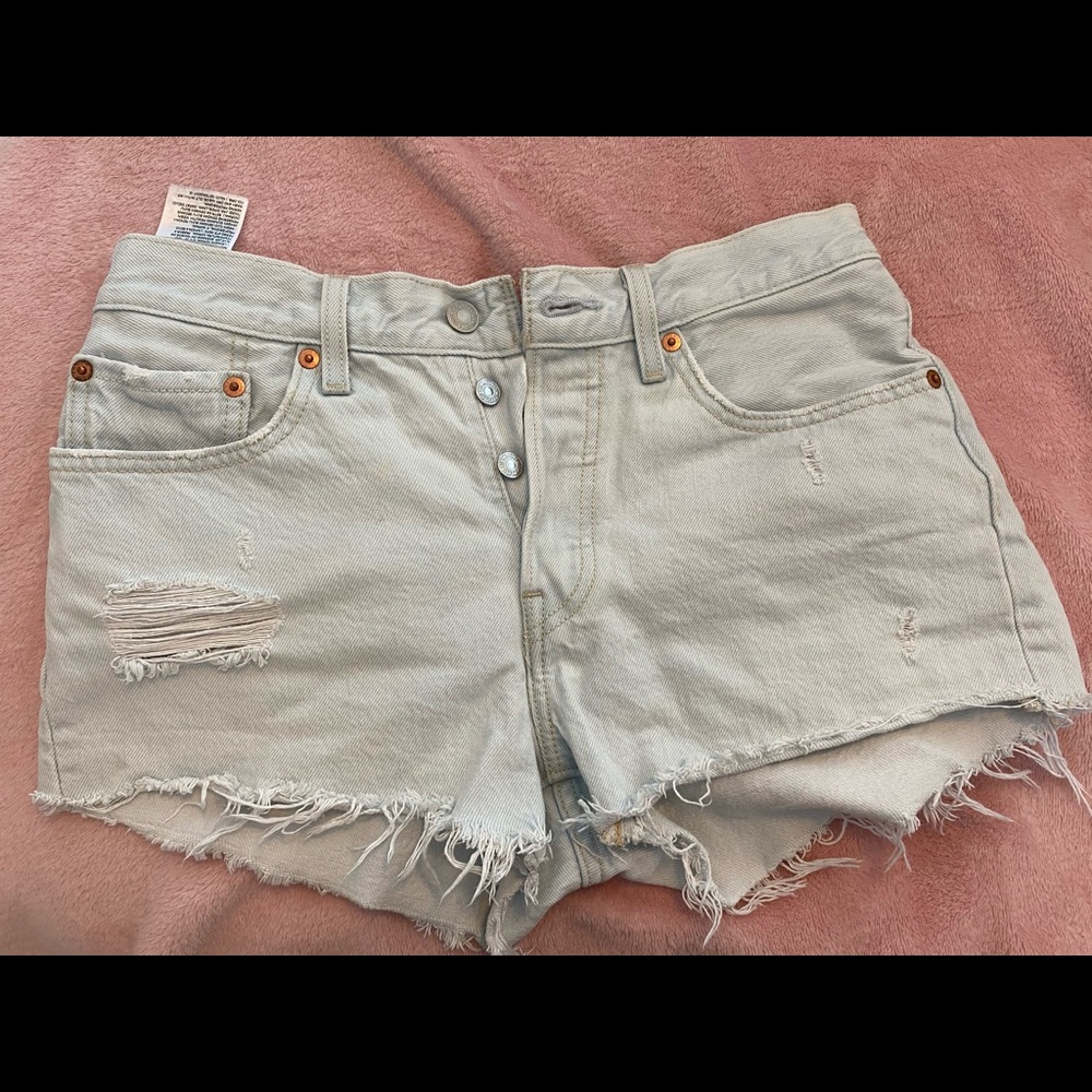 501 Levi’s white wash Jean shorts - Picture 2 of 7